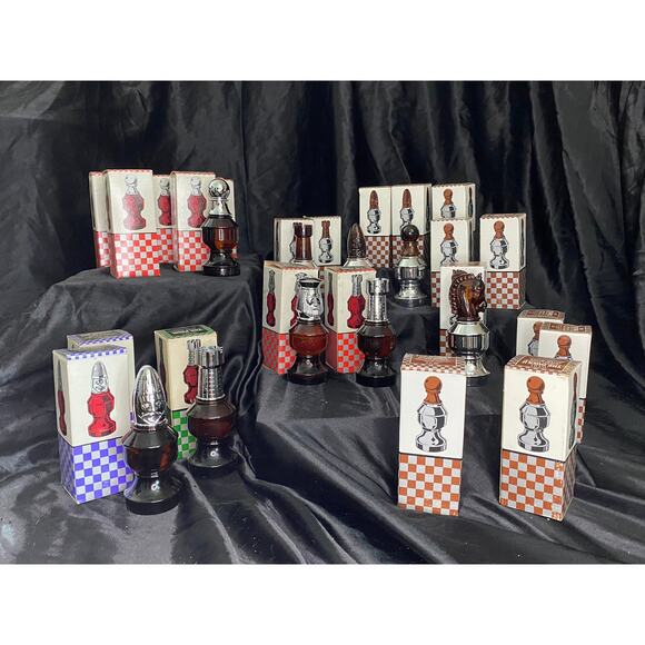 Vintage 1970's Avon Cologne Chess Pieces with Boxes, Chess Set, 19 pieces - Picture 4 of 6